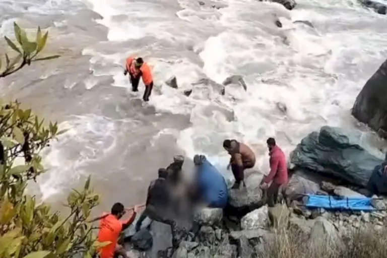 Four-Dead-As-Tourists-Vehicle-Plunges-Into-River-Sindh-In-Sonamarg