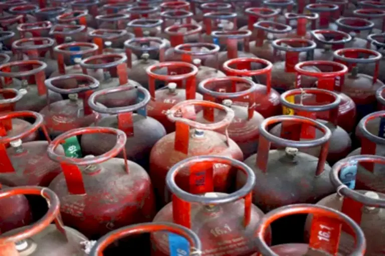Oil-Marketing-Companies-Slash-Prices-Of-Lpg-Gas-Cylinders-By-19-Rupees-Per-Unit