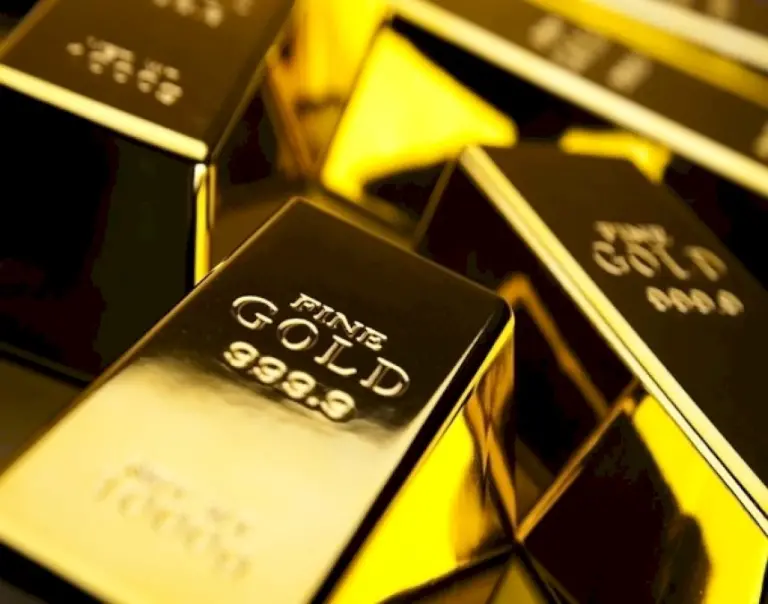 Gold-Prices-Dip-In-Futures-Market,-Silver-Also-Records-Decline
