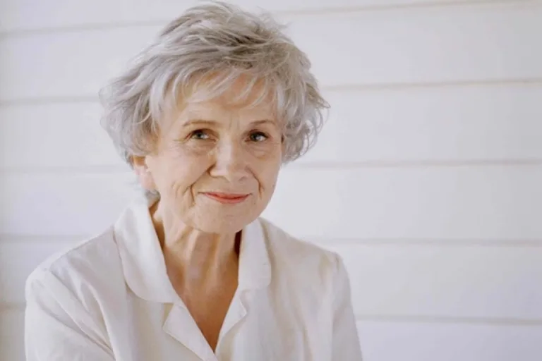 Canadian-Author-Alice-Munro-And-Nobel-Laureate-Passes-Away-At-Her-Home-In-Ontario-At-Age-Of-92